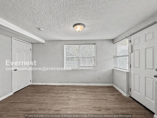 Building Photo - 3 Bed, 2 Bath Home with Modern Amenities / Pet-Friendly / Available Now!