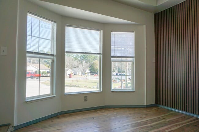 Building Photo - 6 Flora Cove