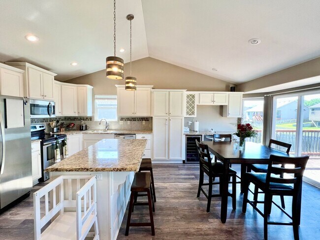 Foto del edificio - Spacious 4 Bedroom Home in Scenic Meadows ...