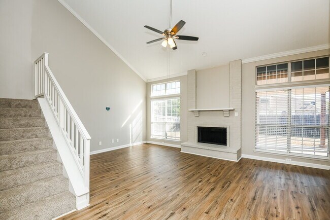 Foto del edificio - 3205 Clovermeadow Dr