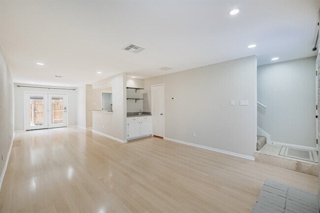 Building Photo - 2507 Bering Dr