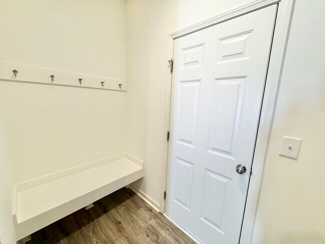 Foto del edificio - 3 br paired home with loft, minutes from I-77 I-40