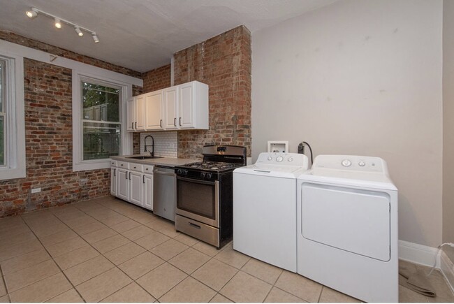 Building Photo - 965 Parkside Plz