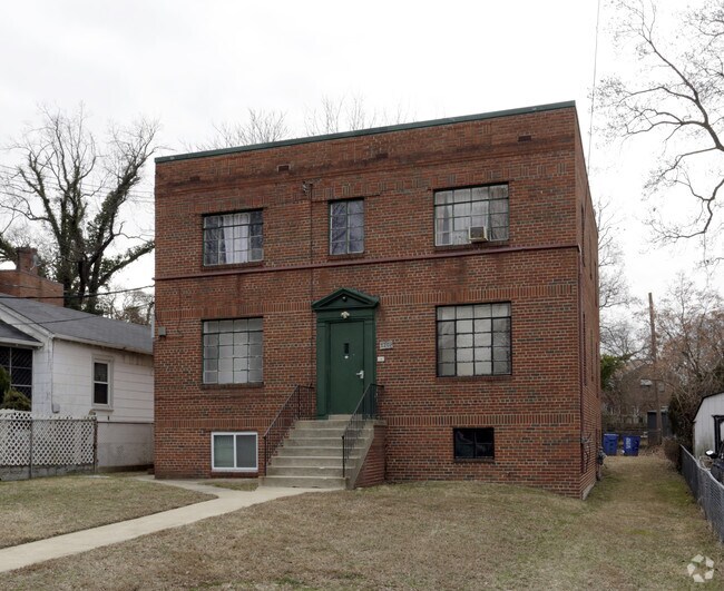 Foto del edificio - 3209 Massachusetts Ave SE