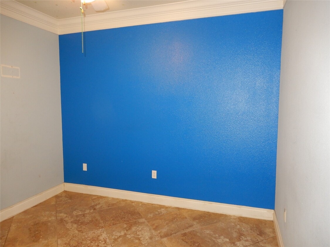 Building Photo - 13531 Russ Dr