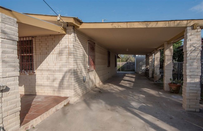 Building Photo - 1109 N Ejido Ave