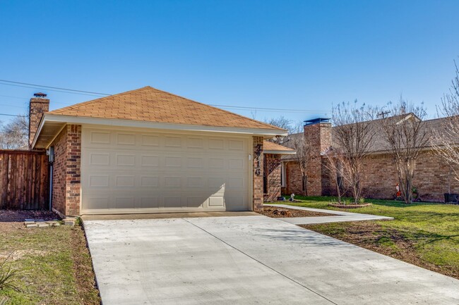 Building Photo - Two bedroom, 2 bathroom, ONE STORY home in...