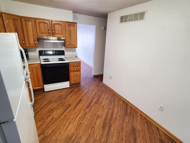 Kitchen - Eat-in area - 1317 W 19th St