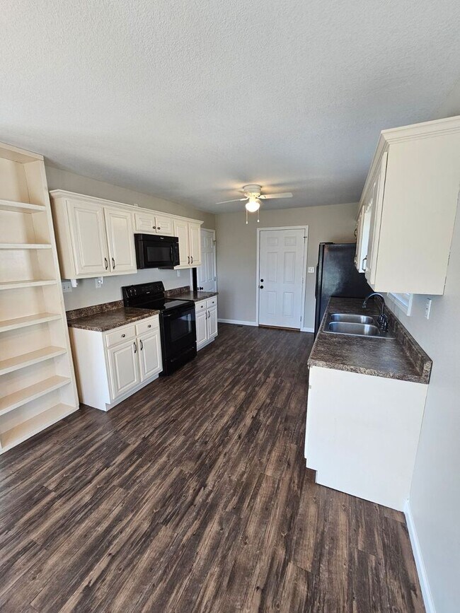Foto del edificio - Spacious 3-Bedroom Home in Crossville with 2-Car Garage, Fenced Yard & Porches