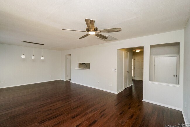 Foto del edificio - 5806 Elk Lake Dr