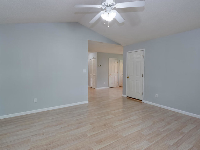 Building Photo - 2424 Stratford Crossing Dr