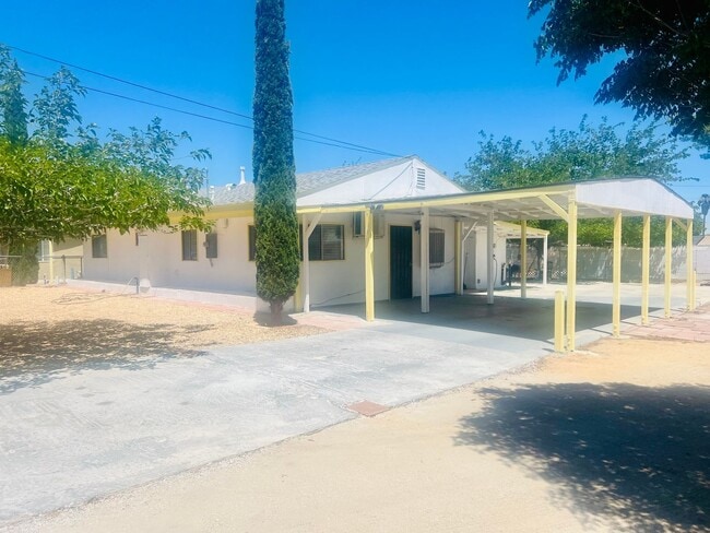 Foto del edificio - Charming 3-Bedroom Home with Wood Ceilings...