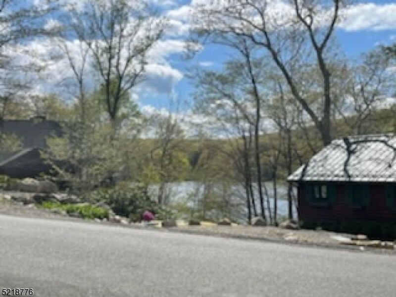 Primary Photo - 1018 Lakeside Dr E