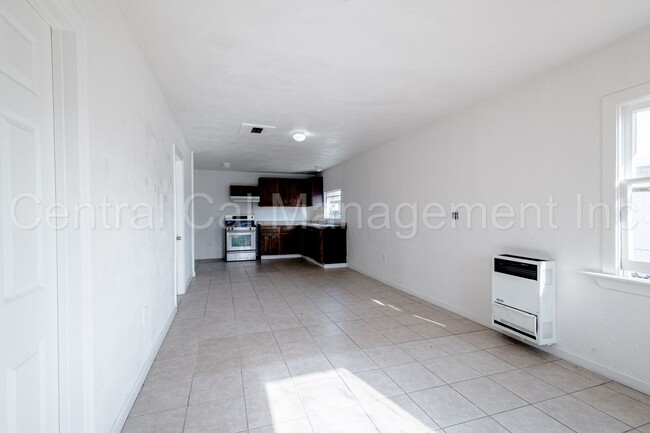 Foto del edificio - 2 Bedroom/1 Bath Home in Central Bakersfie...