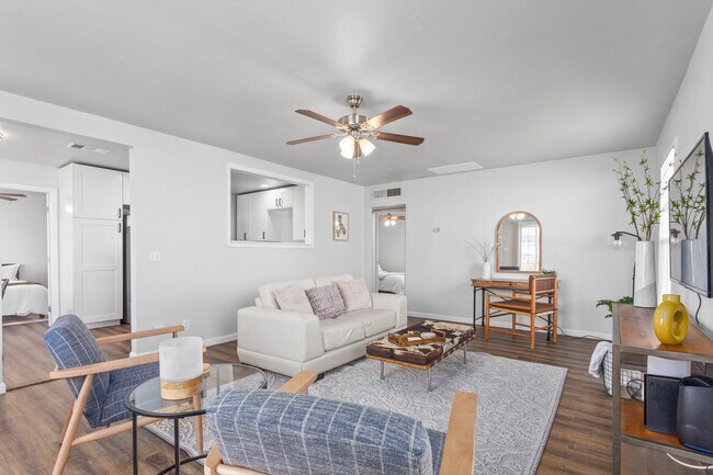 Building Photo - 813 S Oleander Ave
