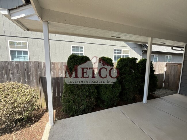Building Photo - Fabulous 3 bed / 2 full Bath Cal Young are...
