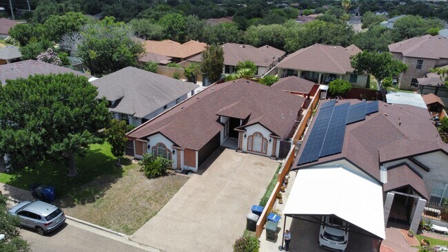 Foto del edificio - 3 Bed 3 Bath Home in the Laredo's Northside Primavera Subdivision! Available Now!