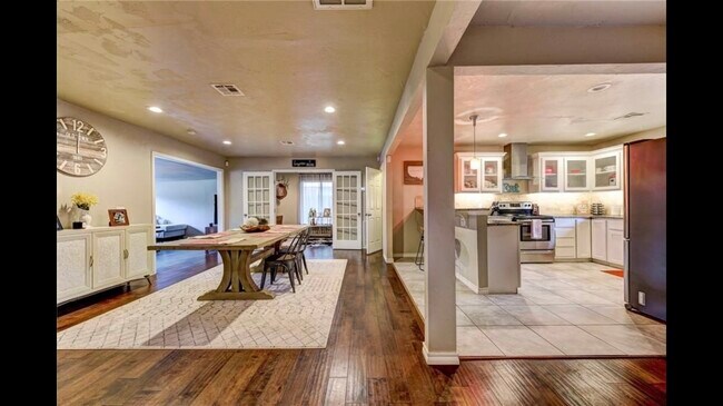 Comedor y cocina de concepto abierto con espacio de oficina privado. - 2056 NW 48th St