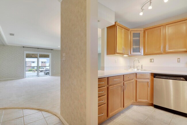Building Photo - 1166 Bayshore Dr