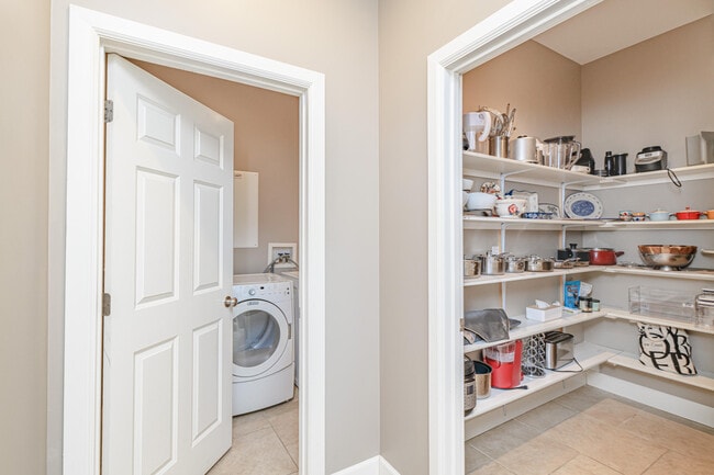 Foto del edificio - 2 E Clarkson Rd