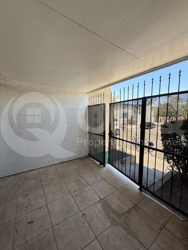 Foto del edificio - 1620 N Wilmot Rd