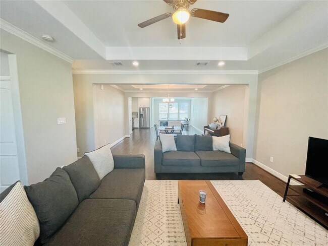 Building Photo - 305 York St