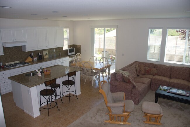 Building Photo - 3786 Lake Cir Dr