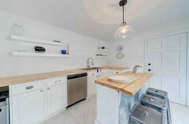 Photo - 1402 Wooster St House