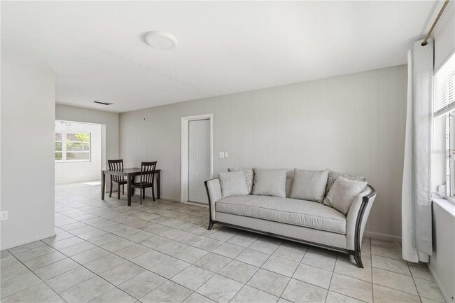 Building Photo - 308 Lantana Ave