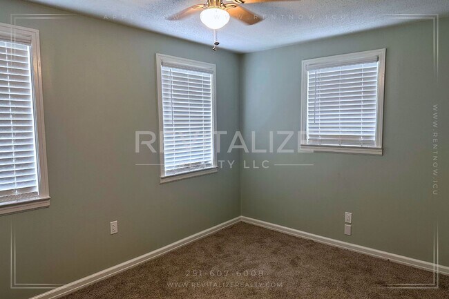 Foto del edificio - HALF-DEPOSIT SPECIAL! Newly Renovated 4 Be...