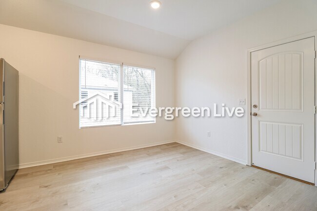 Building Photo - 165 Meadow Dr