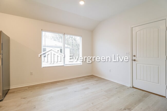 Foto del edificio - 165 Meadow Dr