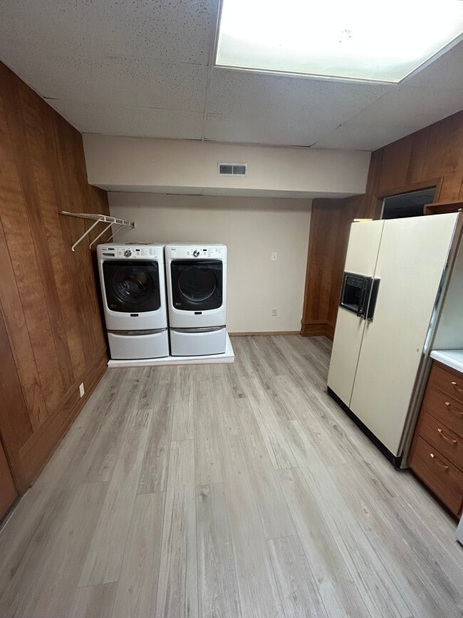 Building Photo - 222 E Lawrence Ave