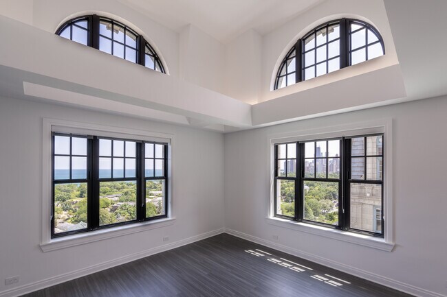 Building Photo - 2337 N Lincoln Park W