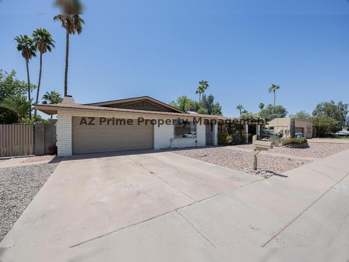 Primary Photo - 1141 W Linda Ln