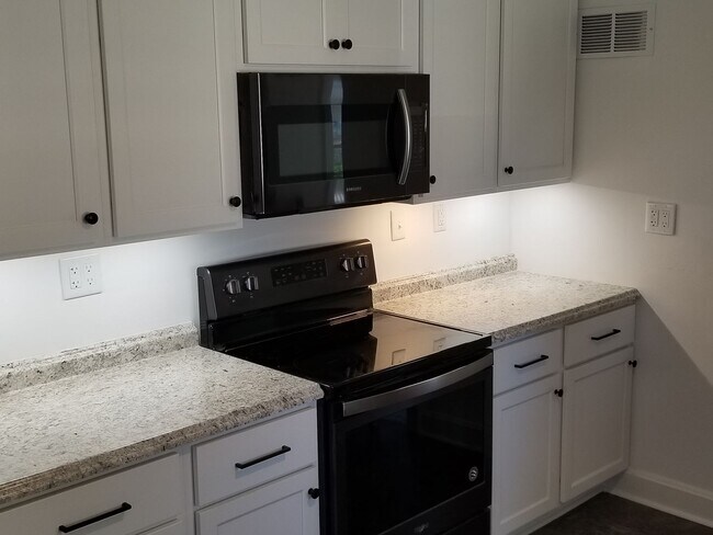 Building Photo - Single Family 3 BR, 1.5 Bath Rental House ...