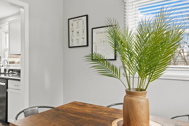 Building Photo - Super Mod Clintonville Oasis - Perfect for travelling profesionals