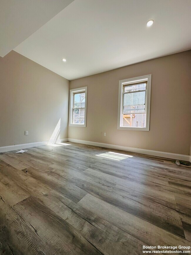 Foto del edificio - 8 Wave Ave