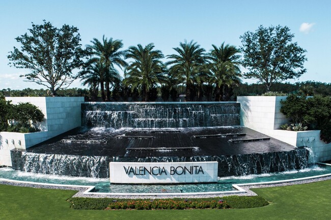 Building Photo - Stunning 2/2+Den Villa in Valencia Bonita!!