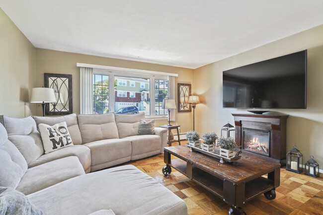 Spacious Living Room - 7 Harris Lane