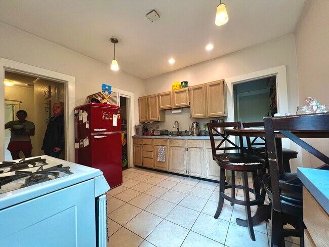 Building Photo - 164 Thorndike St