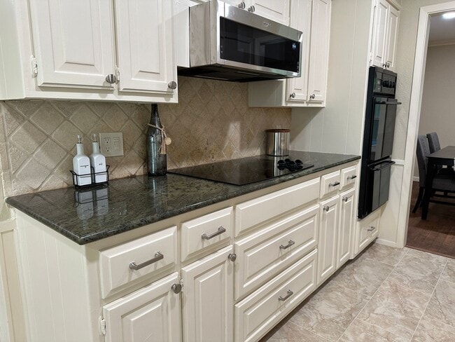 Building Photo - Updated 4 Bedroom Corner Lot in Woodway