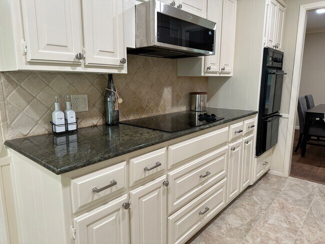 Foto del edificio - Updated 4 Bedroom Corner Lot in Woodway