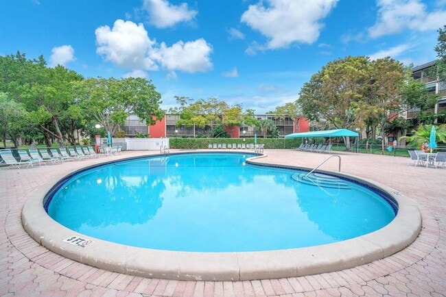Foto del edificio - 2202 S Cypress Bend Dr