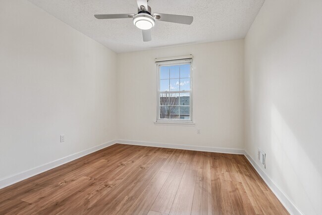 Foto del edificio - 495 Witney Ct