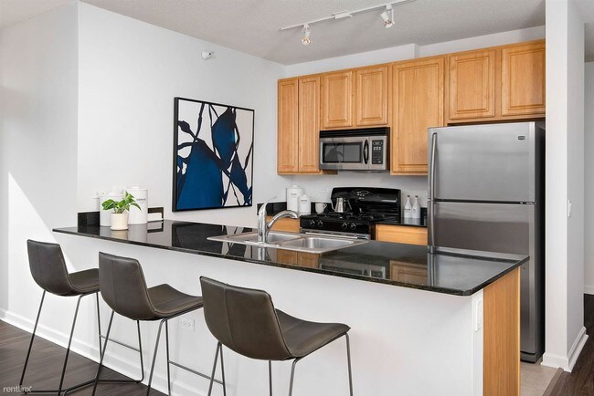 Building Photo - Studio, 1 bath Condo - 617 W Fulton St 1002