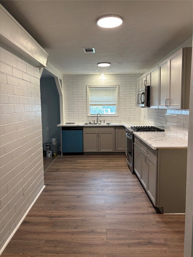 Foto del edificio - 4115 Tidewater Dr