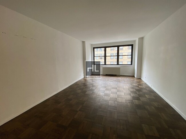 Building Photo - 5 AVENUE