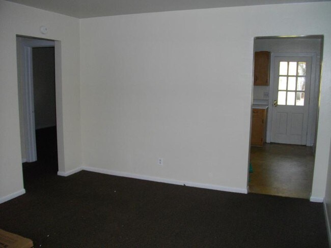 Foto del edificio - Colony Court Apartments 1065 E 5th St