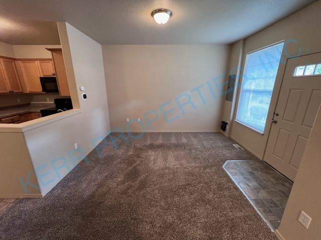 Foto del edificio - FREE RENT! Charming 3-Bedroom Townhouse in...